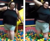 VIDEO INCREDIBIL! Ce a patit o femeie dolofana dupa ce a intrat in locul de joaca pentru copii