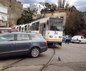 ATENTIE, "Bizon" in trafic la Timisoara. Si-a parcat limuzina in calea tramvaiului (FOTO)