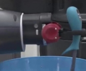 VIDEO FABULOS! Robotul care invata sa faca salata de pe Youtube 