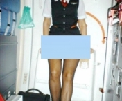 FOTO - Ce fac stewardesele cand raman singurele in avion! Iata cum ii asteapta pe pasageri la bordul aeronavei aceasta insotitoare de bord