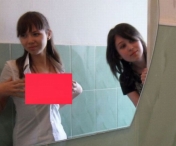 FOTO - DEZMAT in scoala! Eleva asta s-a pozat indecent in toaleta scolii. Profesorii au innebunit cand au vazut imaginile