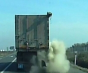 LA UN PAS DE TRAGEDIE! Explozia unui pneu la un TIR de pe Centura Timisoarei, surprinsa de o camera de bord! VIDEO SOCANT