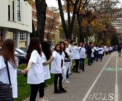 Lant uman format din studenti la inaugurarea Bibliotecii Politehnicii din Timisoara - VIDEO