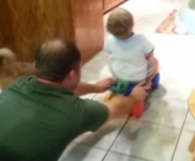 VIDEO - Taticul se juca impreuna cu fiul sau. Priviti insa ce face cainele cateva clipe mai tarziu