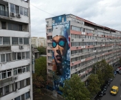Pictură murală pe un bloc de nouă etaje din București, ce-l înfățișează pe înotătorul David Popovici