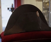  Celebrul bicorn negru cu cocarda sa roşie, una din pălăriile purtate de Napoleon Bonaparte, adjudecată la licitație, la Paris