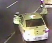 IMAGINI SOCANTE: Un taximetrist a DEMARAT in tromba cu un politist agatat de usa - VIDEO