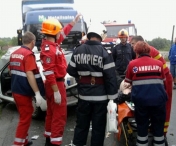 GRAV ACCIDEN in Timis! Trei persoane ranite dupa ce o masina si un TIR s-au ciocnit pe DN 68 A