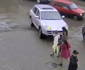 VIDEO HORROR! Imagini socante: O soferita STRIVESTE mortal o femeie pe trotuar
