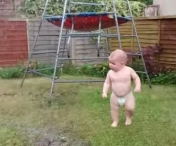 REACTIA ADORABILA a unui bebelus care vede pentru prima data un  aspensor (VIDEO)