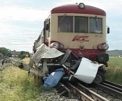 ACCIDENT CUMPLIT! Masina in care se afla o familie cu doi copii a fost spulberata de tren, in judetul Suceava