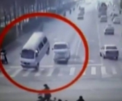 ACCIDENT SOCANT. Trei automobile s-au lovit in aer intr-o intersectie (VIDEO)