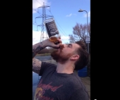 VIDEO SOCANT! Tipul asta bea o sticla de Jack Daniel's in doar cateva secunde, fara oprire!