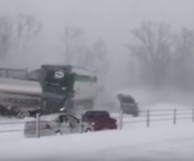 VIDEO TERIBIL! Aproape 200 de masini si camioane se ciocnesc pe o sosea, dupa o furtuna de zapada. Imaginile sunt cumplite