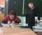 VIDEO SOCANT Iata ce face acest elev nesimtit in timp ce profesoara ii trecea nota in catalog