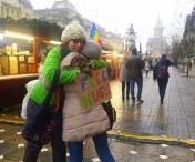 Sute de timisoreni, imbratisati in centrul orasului, in cadrul campaniei 'Free Hugs'