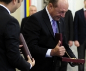 Basescu a decorat fosti, actuali consilieri prezidentiali si angajati ai Administratiei Prezidentiale
