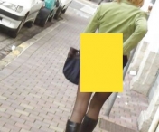 VIRAL! Blonda asta nu stia ca este filmata din spate cand a vrut sa-si aseze fusta pe trotuar. S-a vazut totul!