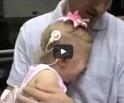 Aceasta fetita aude pentru prima data vocea mamei sale. Reactia ei te va emotiona pana la lacrimi - VIDEO