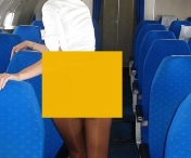 SCENE FIERBINTI la inaltime! O stewardesa blonda s-a pozat provocator si a pus imaginea pe net insotita de un mesaj: 'Va astept la bord!'