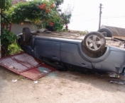 Accident spectaculos in apropiere de Timisoara! Un tanar a aterizat cu masina intr-o curte, cu rotile in sus