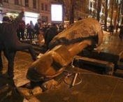 FOTO - VIDEO Protestatarii ucraineni au daramat o statuie a lui Lenin din centrul Kievului