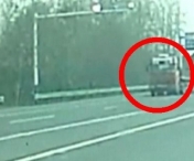SCENE SOCANTE pe autostrada! Un camion s-a DEZINTEGRAT in mers. Soferul a murit - VIDEO