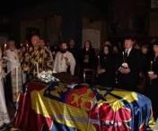 Sicriul cu trupul neinsufletit al Regelui Mihai a ajuns in Romania. Scurta slujba ortodoxa, oficiata la sosirea pe Aeroportul Otopeni. Corpul neinsufletit al fostului suveran, transportat la Sinaia