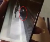 IMAGINI SOCANTE! Imaginile cu primul atac al criminalei de la metrou. Tanara a reusit sa se salveze in ultimul moment - VIDEO