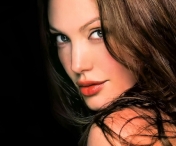 Angelina Jolie a anuntat ca sufera de varicela - VIDEO