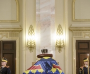 FUNERALII Regele Mihai I Regele emerit al Spaniei Juan Carlos si Regele Carl Gustaf al Suediei, la catafalcul Majestatii Sale Defuncte. Mii de oameni, la rand pentru un ultim omagiu la Palatul Regal