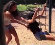 VIDEO HOT - Distractie de adolescente: Se trag de bikini in parc