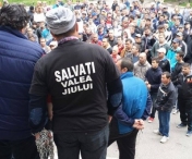 Sindicalistii de la Complexul Energetic Hunedoara au protestat in fata Tribunalului si Prefecturii din Deva
