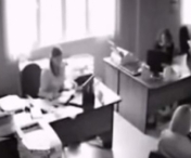 VIDEO CUTREMURATOR! Angajata filmata cand s-a aruncat de la etaj, dupa o disputa cu colegii - VIDEO 18+
