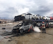Un camion incarcat cu masini a luat foc intre Caransebes si Herculane