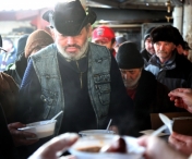 Lectie de omenie: O masa calda de Sarbatori pentru oamenii saraci din Timisoara