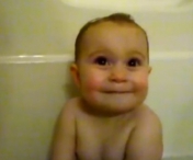 Charlotte, bebelusa care l-a luat pe NU in brate - VIDEO
