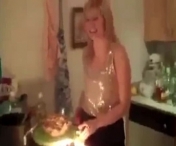 Surpriza incendiara de care a avut parte aceasta blondina de ziua ei - VIDEO
