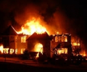 Un puternic incendiu a distrus un complex comercial din comuna Arinis