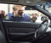 VIDEO - Cum deschizi usa de la masina, daca ai uitat cheile inauntru. Cea mai simpla modalitate