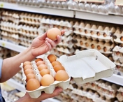 SOCANT! Zeci de mii de oua cu infectate cu salmonella, gasite in depozitul unui supermarket din Deva!