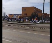 Zeci de șoferi și vatmani au protestat, astăzi, 9 februarie, în fața sediului Societății de Transport Public Timișoara