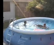 ABSOLUT FABULOS! Mama isi filmeaza copiii jucandu-se in piscina, dar priviti ce se intampla cateva clipe mai tarziu! VIDEO
