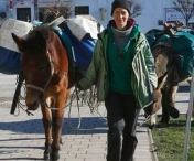 O frantuzoaica plecata in 2010 intr-o calatorie prin Europa cu un magar si un catar a ajuns in Timis - FOTO