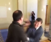 VIDEO INCREDIBIL! Bataie golaneasca intre doi parlamentari ucraineni