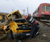 La un pas de TRAGEDIE! Un sofer a scapat ca prin minune dupa ce masina sa fost lovita in plin de un tren!