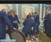 VIDEO INCREDIBIL! Cine ii trage scaunul de sub fund lui Putin, la Summitul de la Minsk. Clipul s-a raspandit in toata lumea