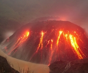 Vulcanul KeludSute a erupt in Indonezia. Sute de mii de persoane evacuate si aeroporturi inchise - FOTO