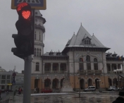 VALENTINE'S DAY: Peste 100 de semafoare dintr-un oras din Romania lumineaza sub forma de INIMI in loc de culoarea rosie I FOTO