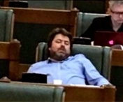 SOMNORILA din USR, prins din nou motaind in Parlament - FOTO